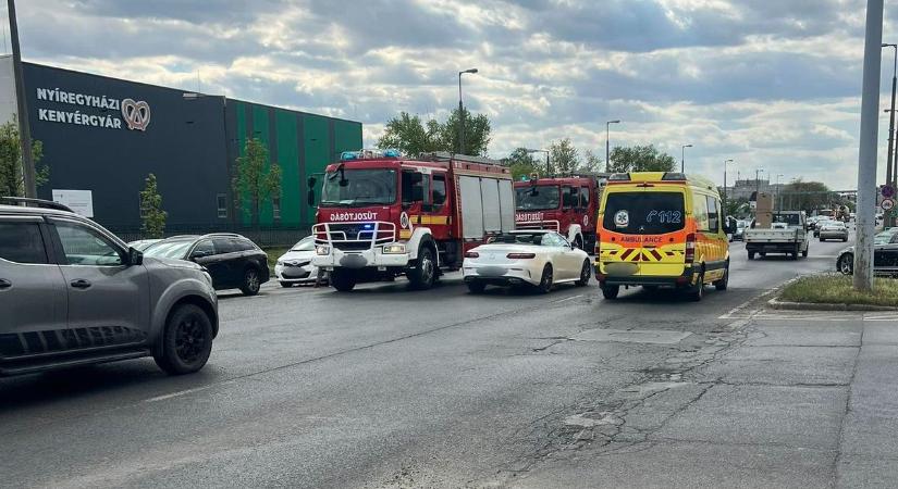 Hármas karambol történt Nyíregyházán: egy utast a mentők emeltek ki a járműből!