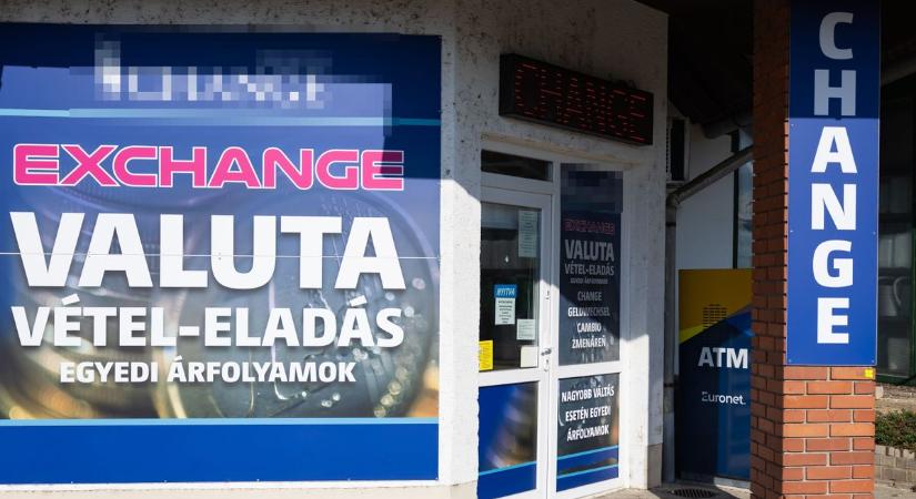 Kész vagyonokkal rohanták le a pénzváltókat, viszik az eurót, mint a cukrot