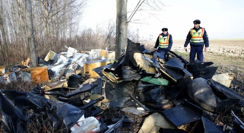 Csak gyűlik, csak gyűlik – tele van szórva veszélyes hulladékokkal a város és környéke