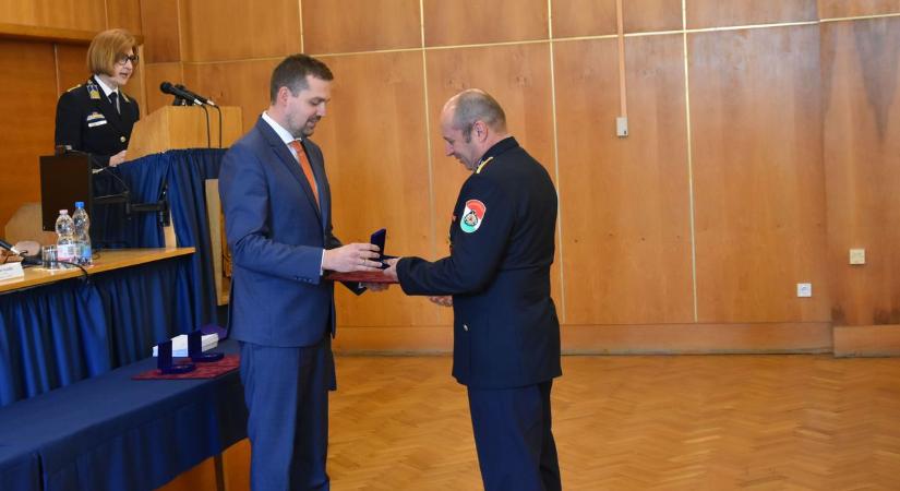 Három évtizede a köz szolgálatában – Rangos elismeréseket hozott a Rendőr- és Tűzoltónap Hevesbe