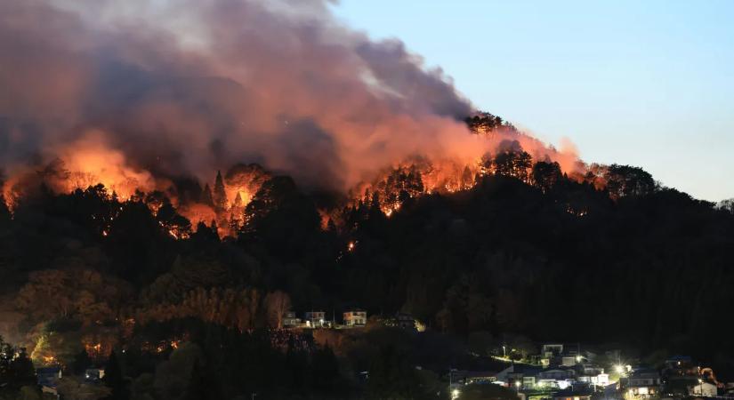 Több mint háromezer embert evakuáltak - hatalmas tűz terjed a szigetországban