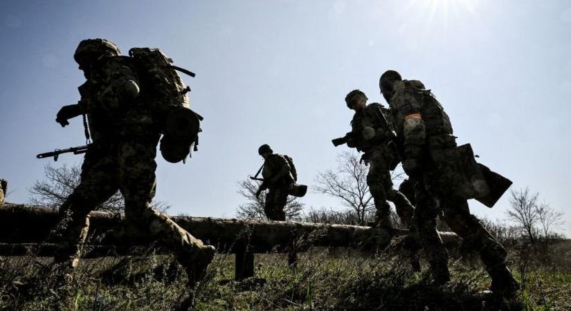 A harcmezőn ájulnak el az éhségtől és esővizet isznak az ukrán katonák - fotók bizonyítják, óriási a felháborodás