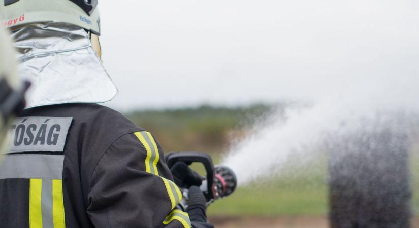 Több egység küzd a lángokkal: tűz egy családi háznál Balástyán