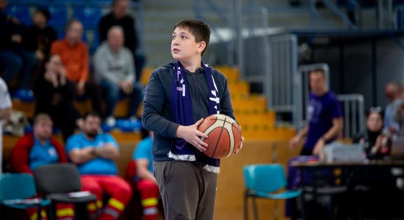 Tarolt a szurkolói játékon Kecskeméten az ifjú kosaras – videó