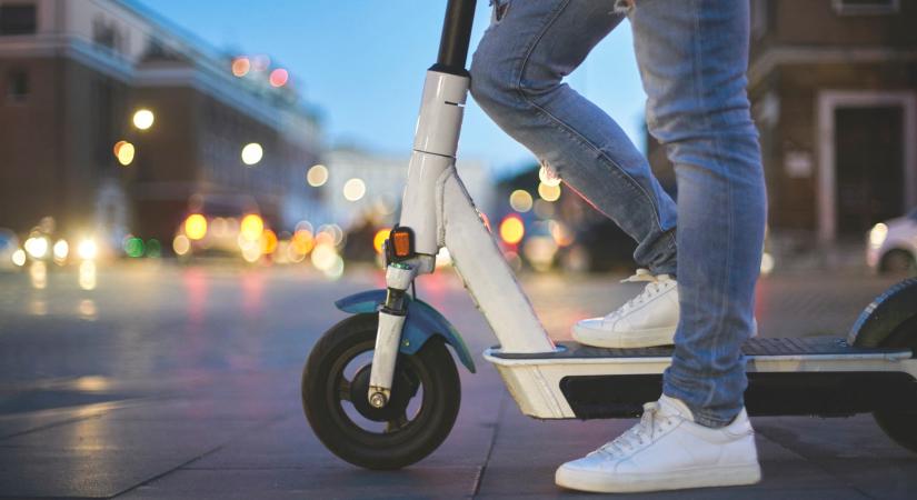 Újabb magyar városban tilthatják be az elektromos rollereket
