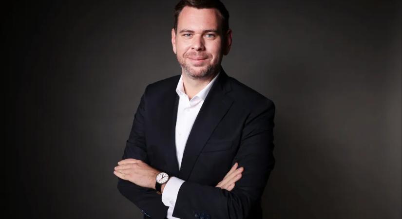 Fideszes államtitkárból tiszás miniszter – élő interjú Vitézy Dáviddal