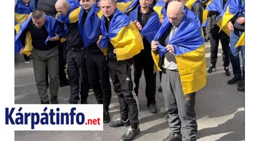 Újabb fogolycsere: 193 ukrán hadifogoly tért haza