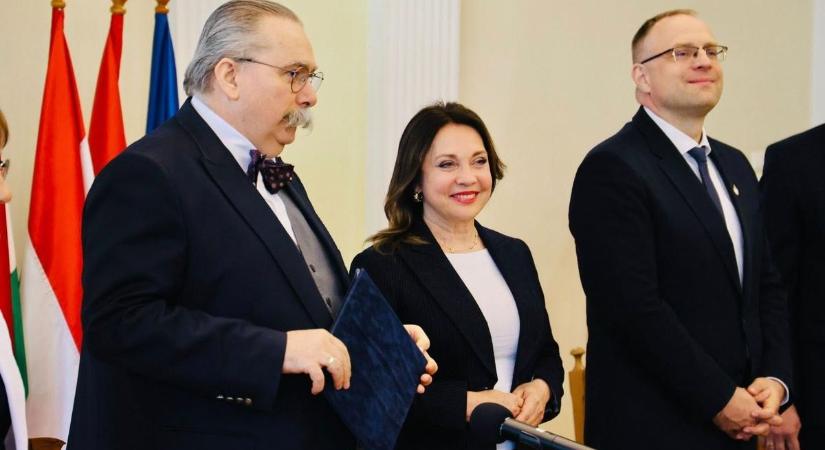 Átvette megbízólevelét Rost Andrea a szolnoki városházán