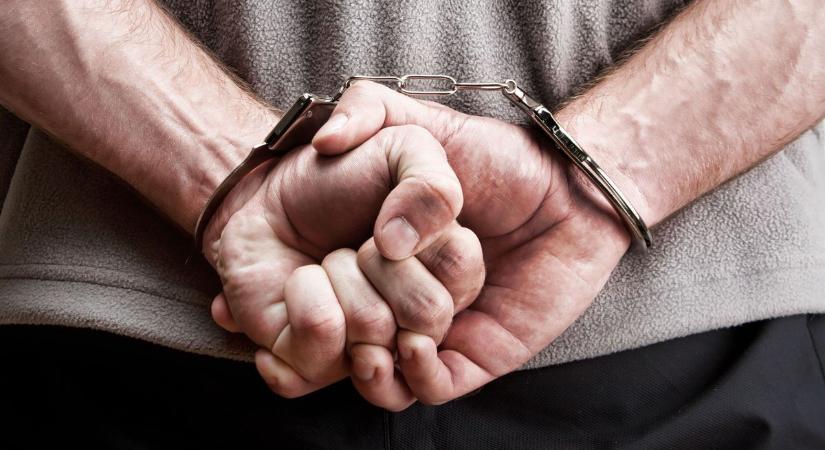 Brutális átverés Miskolcon: demens nőt hálóztak be, lakását is elvették