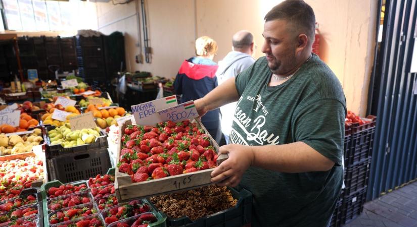 Kétszer drágább a magyar eper a külföldinél, ennek ellenére percek alatt lefosztják a pultokat a kaposvári piacon