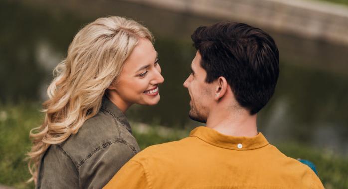 Kozmikus Tükörjáték: Miért Választod Újra és Újra Ugyanazt a Típust?