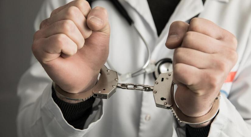 Sebésznek adta ki magát és pénzért műtétet ígért