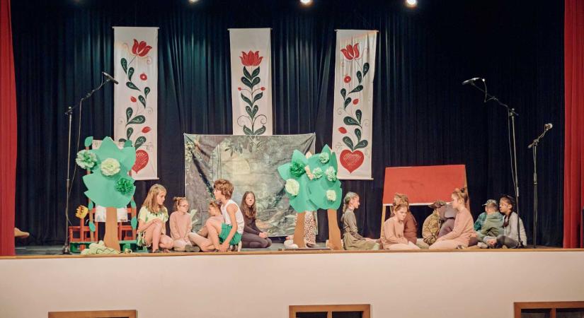 Gyémántok a színpadon: mesével és közösségi erővel telt meg Gelence a 19. Gyermekszínjátszó találkozón