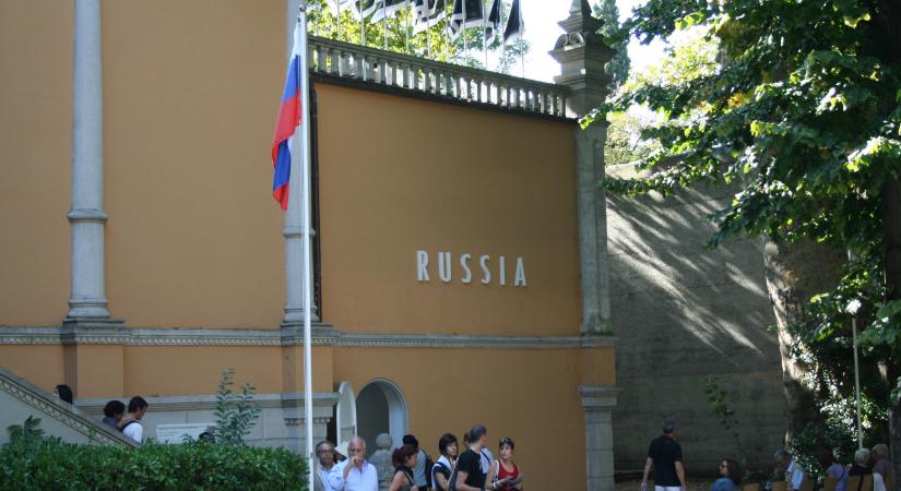 Az EU kevesebb pénzt ad az idei Velencei Biennálénak, ha ott Oroszország is kiállíthat