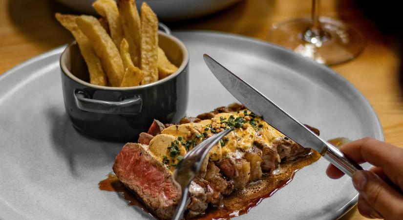 Zokogásban tört ki az étteremben a fiatal lány: Csak a fizetésnél derült ki, mit művelt a rendelésnél