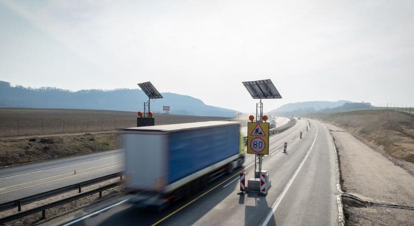 Új, intelligens jelzőrendszer segíti a közlekedést az M1-es autópályán