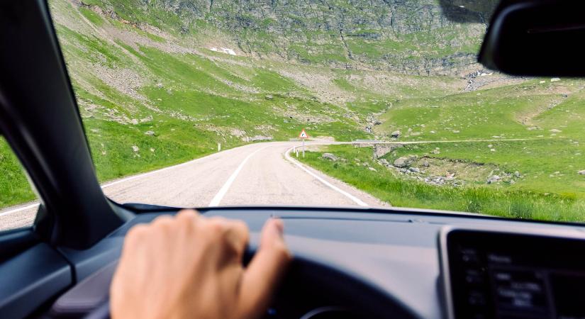 Ittasan, Porschével száguldozott a politikus – belebukott