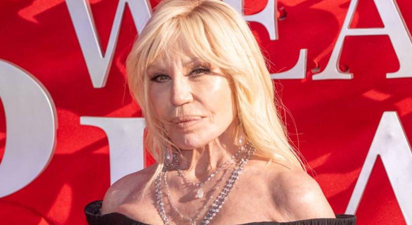 A 70 éves Donatella Versace vadító volt fekete feszülős estélyiben: ellopta a showt Az ördög Pradát visel premieren