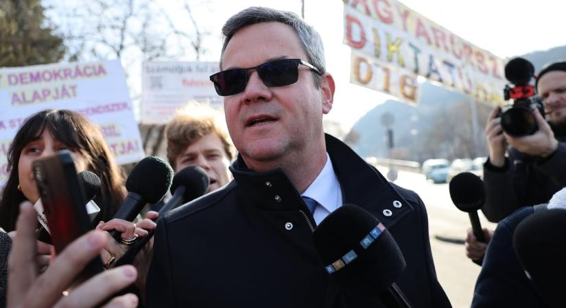 Takács Péter arra készül, hogy az lesz, mint Lengyelországban, „azok a bilincses elvezető képek, amire ott az akkor győztes politikai erő támogatói vártak”