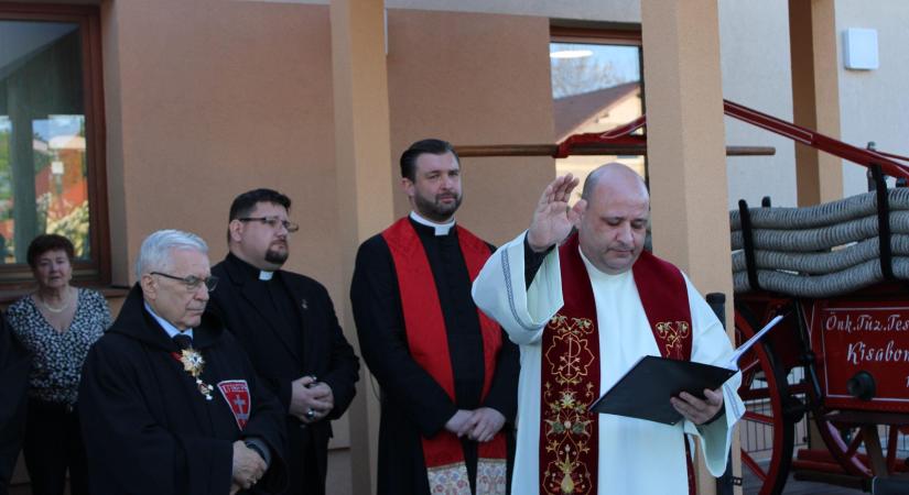 Tűzoltóünnep Sikabonyban – leleplezték a felújított tűzoltószekeret