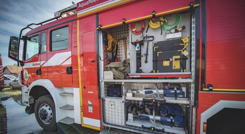 Autók égtek egy családi ház udvarán Bőben