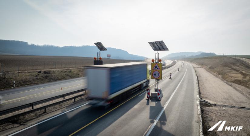 Figyelem, fontos változás az M1-esen: mostantól intelligens rendszer mutatja az utat