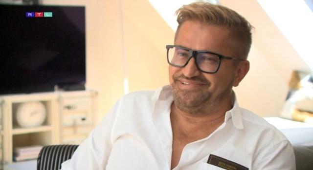 Sportautóval tért vissza a gyerekkorába: Jákob Zoltán nem felejti a múltját