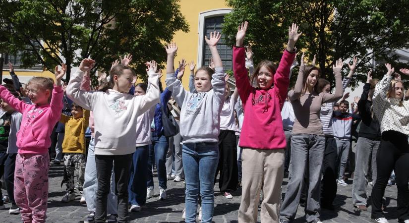 Táncoló diákok lepték el a belvárost – ezért álltak össze Fehérváron! (galéria, videó)