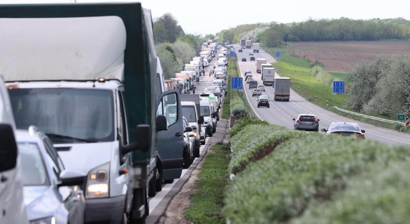 Tömegbaleset történt az M3-ason: óriási a felfordulás a pénteki csúcsban