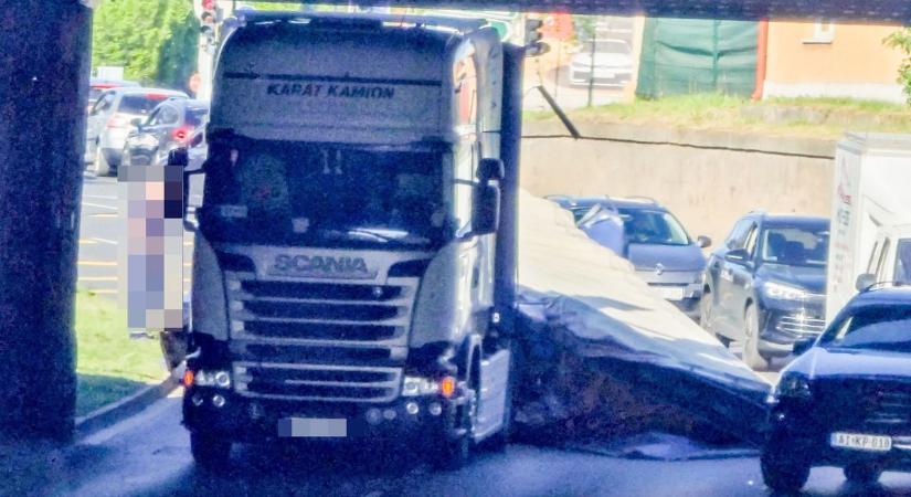 Újabb kamion pótkocsijának tetejét szakította le egy szombathelyi híd