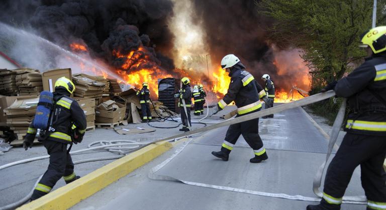 Hatalmas tűz Kecskeméten, ötezer négyzetméteren égett egy hulladékfeldolgozó