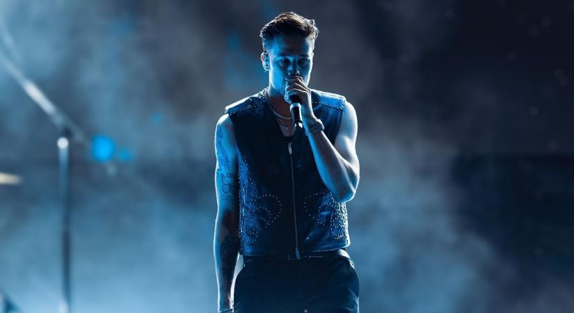 Ledobta a textilt a rapper: T. Danny maszkban, félmeztelenül hergeli a rajongókat