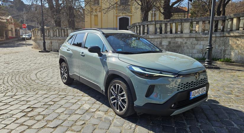 Toyota Corolla Cross 2.0 Hibrid AWD-i – konzervatív karakter, hosszú távra tervezve