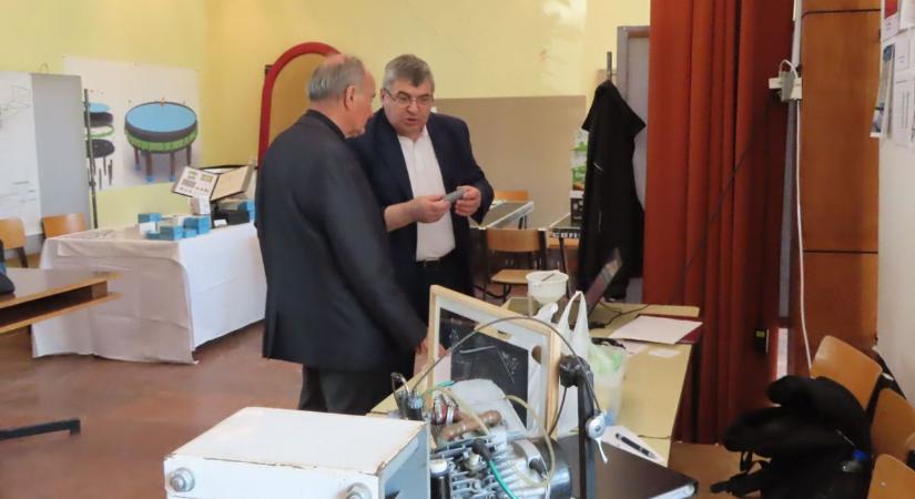 Már a vízben jelzi a bajt: különleges találmányt mutattak be a török diákok Hódmezővásárhelyen