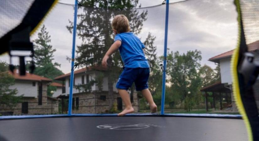 Trambulin, elektromos roller, lovaglás – három dolog, ami a gyerekorvos szerint szigorúan tilos és veszélyes!