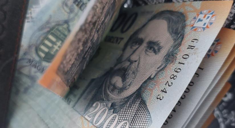 Gyorsan visszakúszott a mélypontról a forint