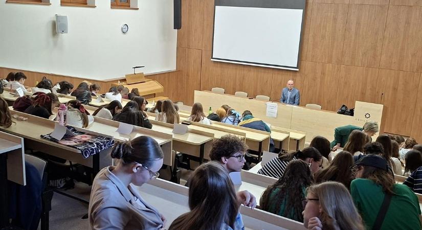 A XX. Olvasni jó! irodalmi vetélkedő Rimaszombatban képeken