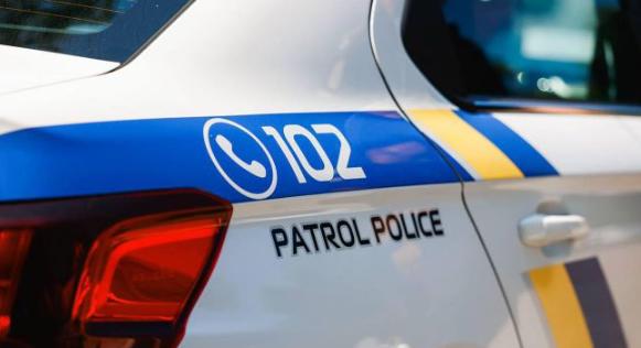 Tömbház udvarán nyitott tüzet startpisztolyból egy katona Hmelnickijben