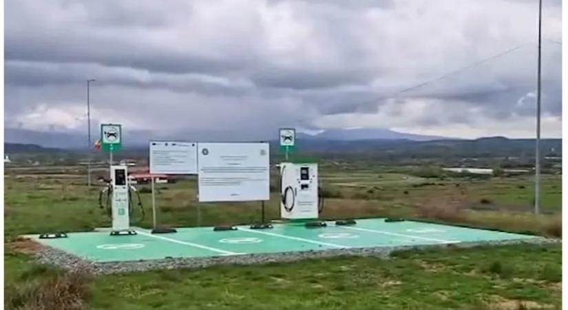 A mező közepére építettek egy elektromos autótöltőt