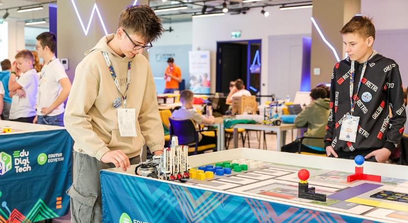 Robotok lepték el a győri Kockát: a jövő mérnökei versenyeztek az Innovációs Parkban - XXL Képgaléria