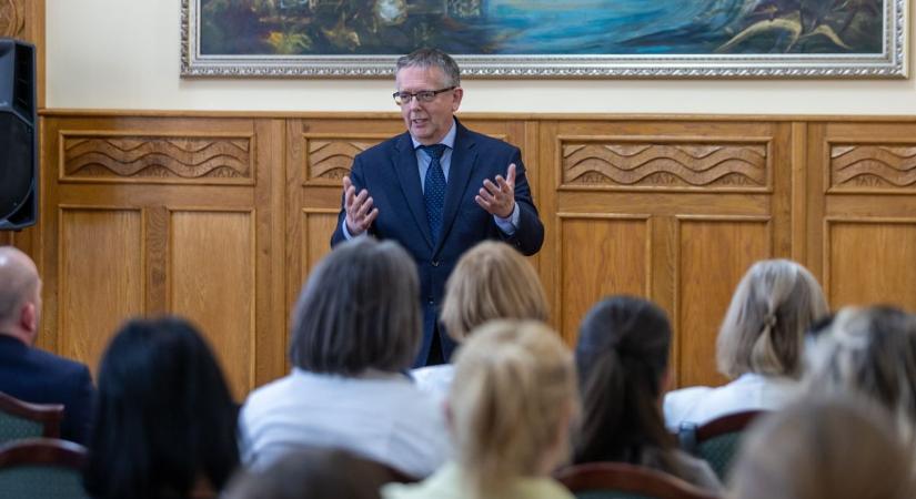 Megható ünnepség Tatán: így köszöntötték a bölcsődei dolgozókat fotók