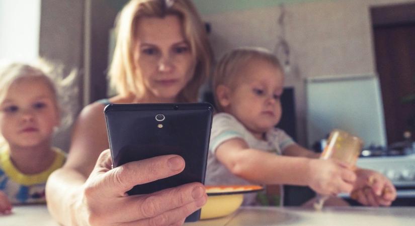 Mobilfüggőség: a cseh szülők harmada telefonozik vacsora közben egy kutatás szerint