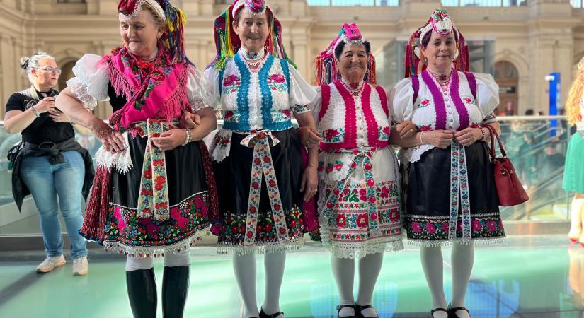 Ma van a népviselet napja: flashmobbal ünnepeltek a Keletinél