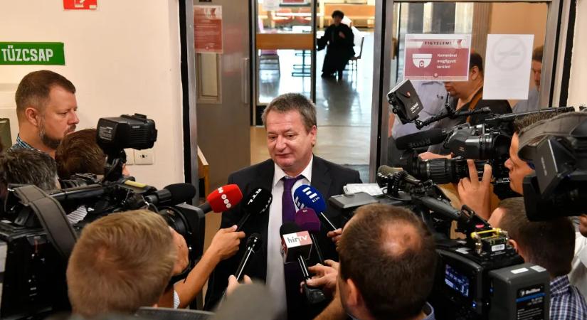 Különös, hogy az oroszoknak kémkedő, a börtön elől Moszkvába menekülő Kovács Béla nem volt Szijjártó radarján