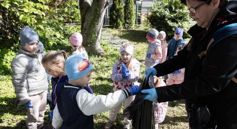 Felnőtt s kamasz elszórja, bezzeg az óvodás felszedi! Példamutatás a Föld napján (galéria, videó)