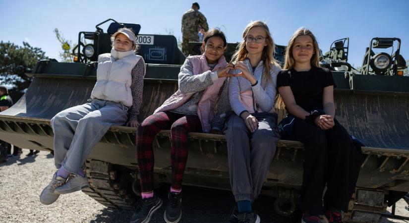 „Örökségünk kötelez” – Klapka-napi technikai parádé és nyílt nap a tatai dandárnál fotók, videó