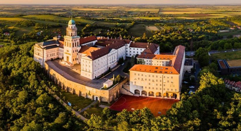 Iskola a láthatáron címmel időszaki kiállítás nyílt a Pannonhalmi Főapátságban