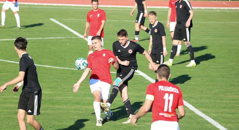 Hazai siker a piros-fehér rangadón, elnapolva a bajnokavatás (galéria)