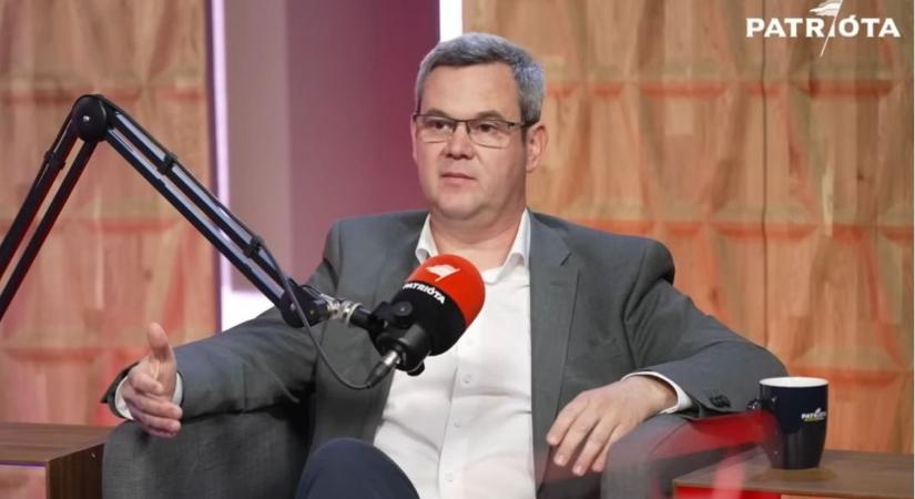 „Felkészítettem a gyerekeimet, hogy apáért éjszaka lehet, hogy jönnek a rendőrök” – bilincses elvezetésről beszélt az államtitkár