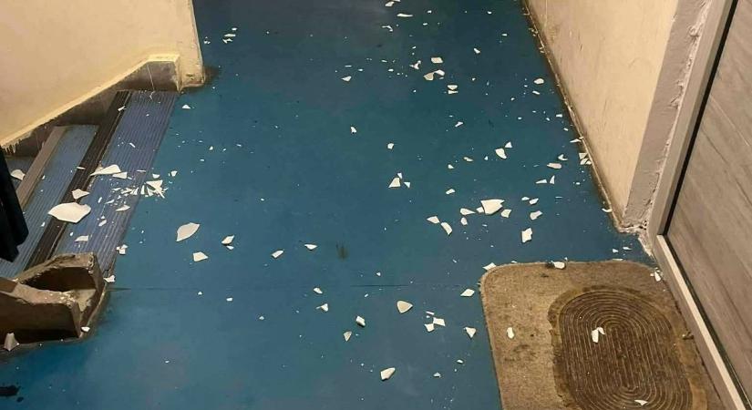 Folytatódik a fehérvári társasház kálváriája: ismét megdöbbentő dolgokról számoltak be a lakók